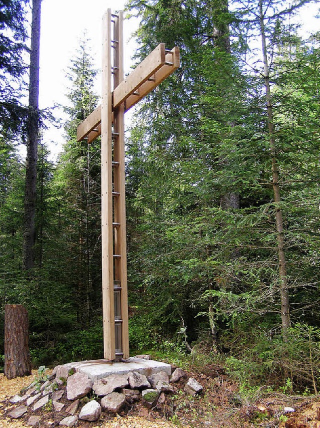 Das neue Kreuz an der langen Allee ist...enbergischen  Wald bei Friedenweiler.   | Foto: Liane Schiiling