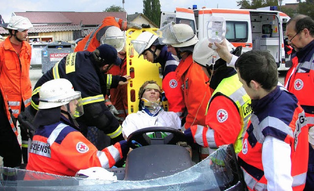 Das Autodach ist entfernt, jetzt kann ...ettungssanitter auf dem Benz-Gelnde.  | Foto: Christa Maier