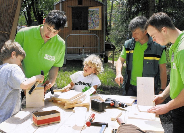 Nicht nur die jngsten unter den Besuc... halfen den Kindern wo es ntig war.    | Foto: Fein