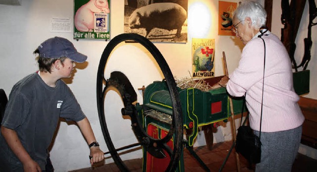 Selbst Hand anlegen konnten die Besuch...lung &#8222;Vom Korn zum Brot&#8220;.   | Foto: jacob