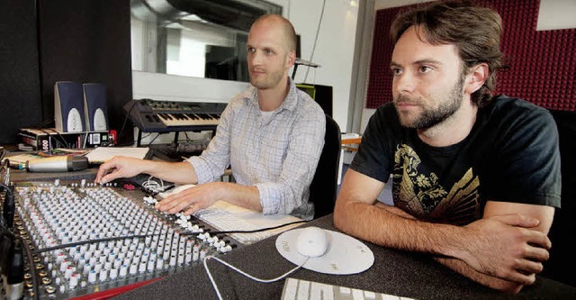 Tontechniker Jens Michaelis (links) un...r (rechts) beim Abmischem im Tonstudio  | Foto: Birgit-Cathrin Duval