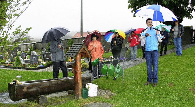 Der Friedhof war die erste Station der...n Zukunft auch Urnengrber angeboten.   | Foto: Gerd Sutter