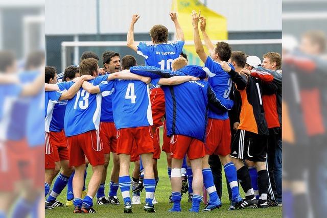 Fuballer des SV Schwrstadt bejubeln die Meisterschaft