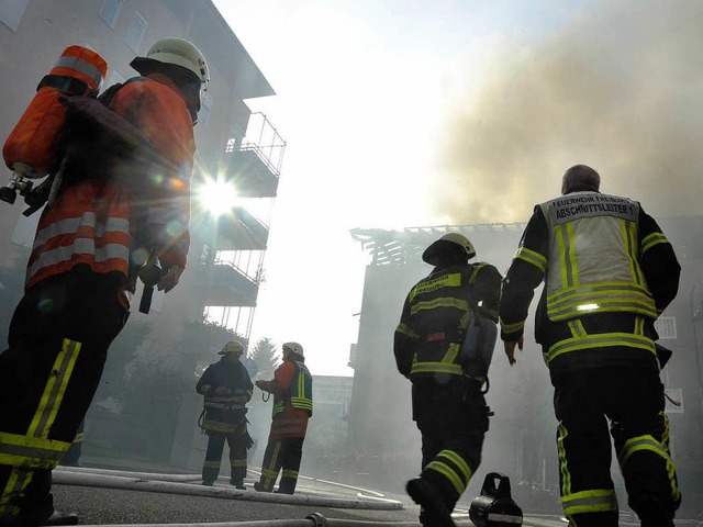 Feuerwehr und Rettungskrfte waren am ...hl fest, was das Feuer verursacht hat.  | Foto: Michael Bamberger