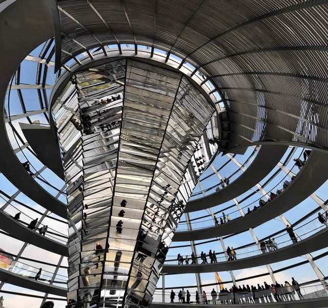 Begehbarer Glassturz: Fosters Reichstagskuppel  innen   | Foto: dpa