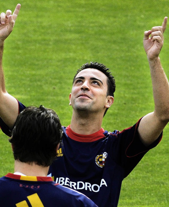 Bittet er etwa um Hilfe von Oben? Spaniens Mittelfeldstar Xavi  | Foto: afp