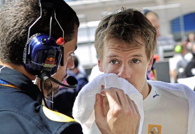 Ein frustrierter Sebastian Vettel (rec...ull-Renn-Ingenieur Guillaume Rocquelin  | Foto: dpa