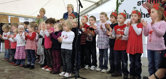 Die Kindergartenkinder vom Kindergarte...ei ihrem Singspiel auf der Festbhne.   | Foto: Roland Vitt