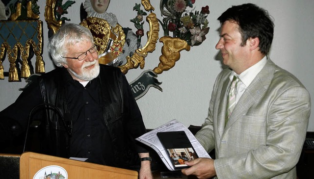 Walter Mossmann bergibt eine DVD mit ...ief, an Brgermeister Oliver Grumber.   | Foto: Erhard Schulz