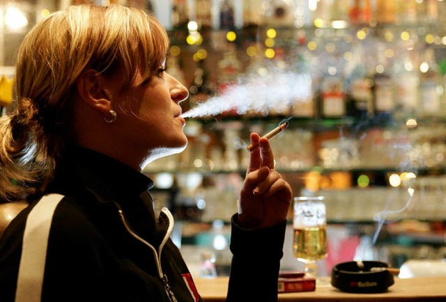 Das Rauchverbot hat den Gastronomen ke...neipen darf man nach wie vor qualmen.   | Foto: dpa