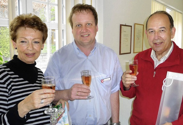 Karlheinz Rontke (Mitte) ehrt Marga un...es fr 50-mal Urlaub in Dittishausen.   | Foto: Privat
