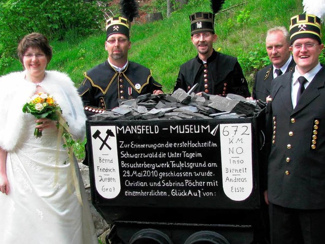 Mit einem tonnenschweren &#8222;Glcka...nskollegen aus Mansfeld das Brautpaar.  | Foto: Manfred Lange