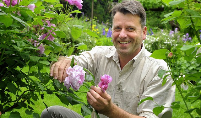 Jetzt ist Hhepunkt der Rosensaison: Frank von Berger in seinem Garten.   | Foto: Thomas Kunz