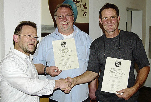 Erich Lacher (von links) ehrt Uwe Lipp...d Frank Brombach vom  KSV Rheinfelden.  | Foto: BIRLIN