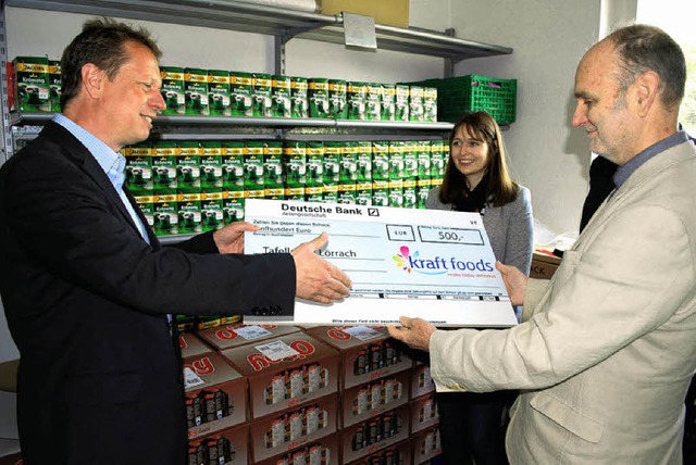 Peter Jungbeck, Li Huber und Werner Merz bei der Spendenbergabe im Tafelladen.   | Foto: Thomas Loisl Mink