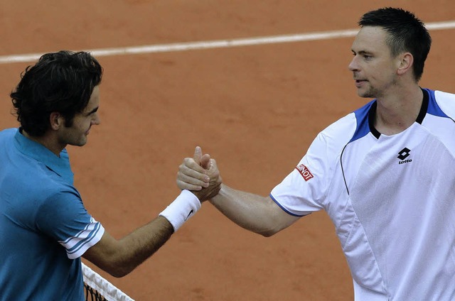 Roger Federer (links) gratuliert Robin Sderling zum Sieg.   | Foto: afp