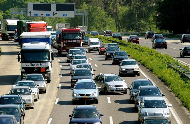 Gerade auf der A5 zwischen Freiburg un...tellen und des Rckreiseverkehrs gro.  | Foto: ddp