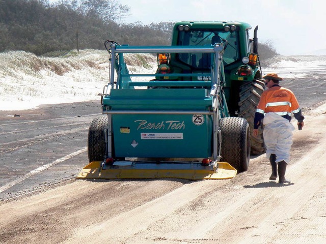 Das Strandreinigungsgert &quot;BeachT...n lkatastrophen zum Einsatz gekommen.  | Foto: dpa