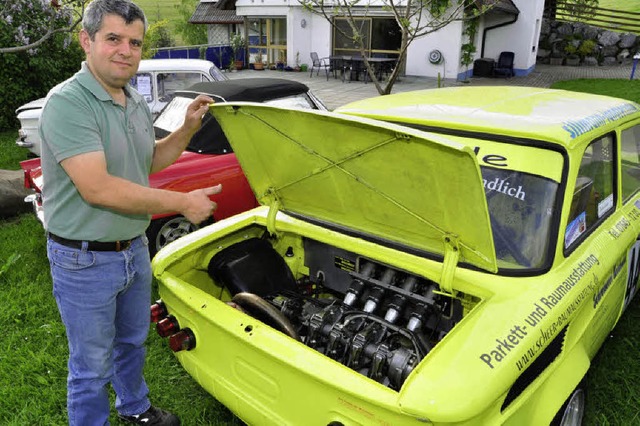 NSU-Experte Dieter Gerber zeigt das In... seines &#8222;Wlderporsches&#8220;.   | Foto: Dieter Erggelet