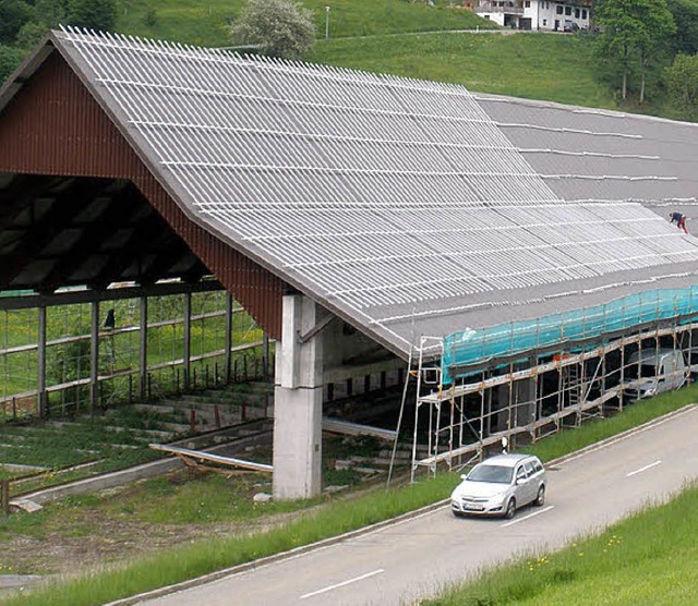 Auf den Dchern des ehemaligen Sgewer...ikanlage (Leistung 325 MWh) im Aufbau.  | Foto: Kann