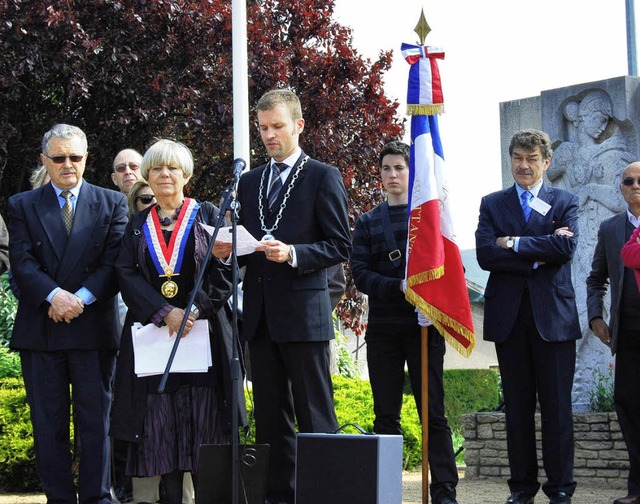 Brgermeister Christian Ante (Mitte) h...des Zweiten Weltkriegs vor 65 Jahren.   | Foto: privat