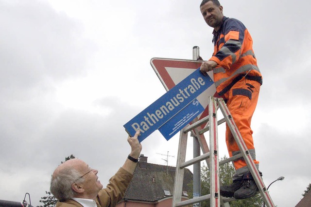 Kalrheinz Hoppe (links) steht dem Mita...athenaustrae ein Informationsschild.   | Foto: Ingrid Bhm-Jacob