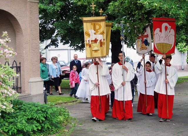 Wegen des unbestndigen Wetters gab es...ativer Stille um die Kirche St. Josef.  | Foto: Danielle Hirschberger