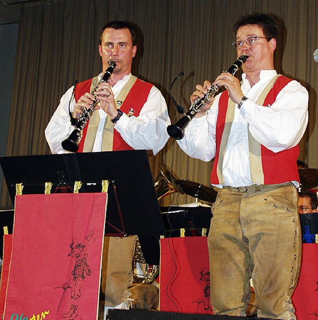 Jrgen Gut und Andreas Dietrich bezaubern das Publikum mit ihren Klarinetten.   | Foto: Archivfoto: Paul Berger