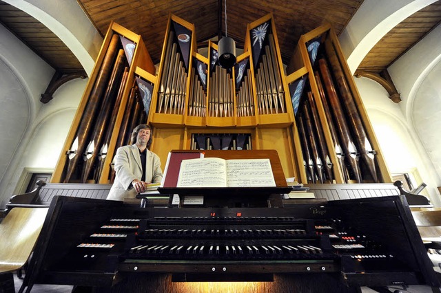 Der Vorsitzende des Orgelbauvereins, Otfried Bsing, und die  Rieger-Orgel.    | Foto: Thomas Kunz