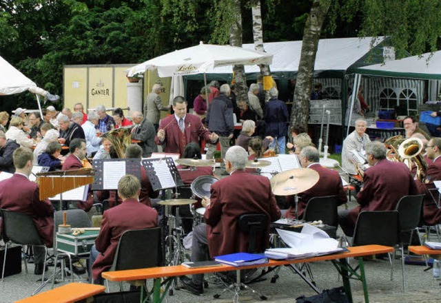 Tischmusik: Der Musikverein Istein mus...hmid auf dem Brunnenfest in Kleinkems.  | Foto: Cremer