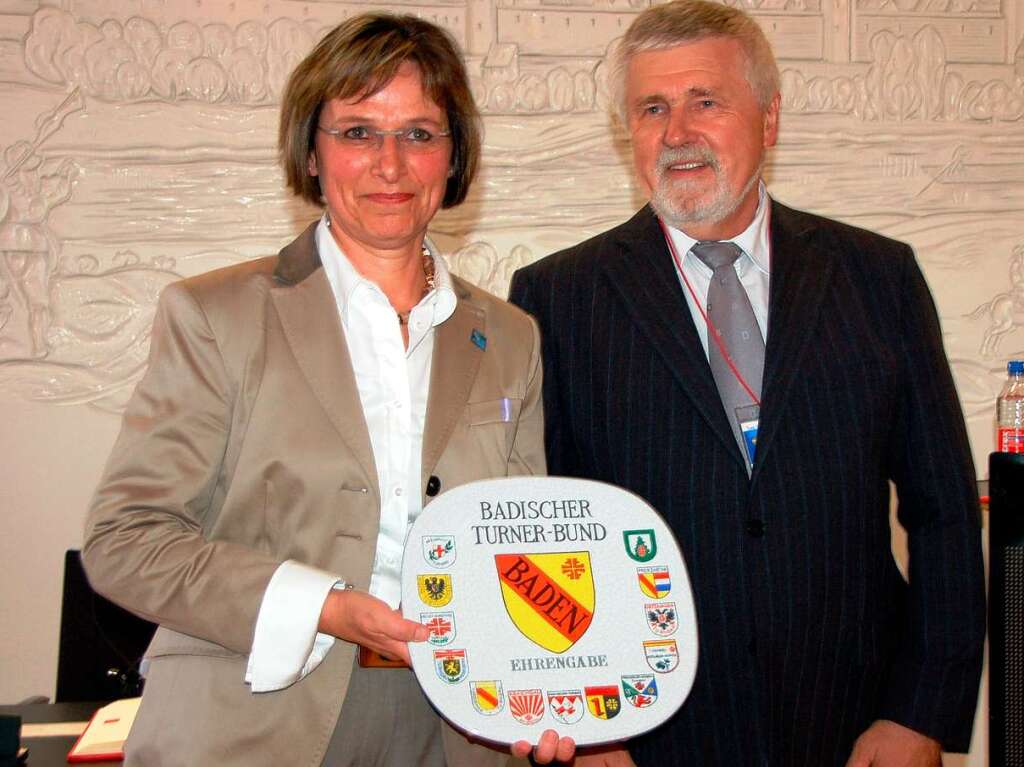 Gerhard Mengesdorf, Prsident des Badischen Turnerbunds, bedankt sich bei Gastgeberin OB Edith Schreiner. 