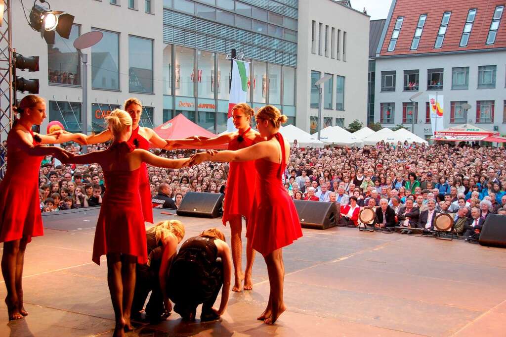Die Erffnungsfeier  auf dem Offenburger Marktplatz mit den Tangotnzerinnen des TV Lahr.
