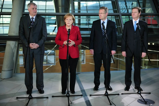 Der Moment, in dem die Nominierung ver... Auenminister Guido Westerwelle (FDP)  | Foto: dpa