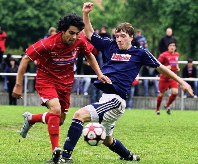 Michael Rendler (rechts) hatte in der ...beste Torchance fr den TuS Bonndorf.   | Foto: Reinhardt