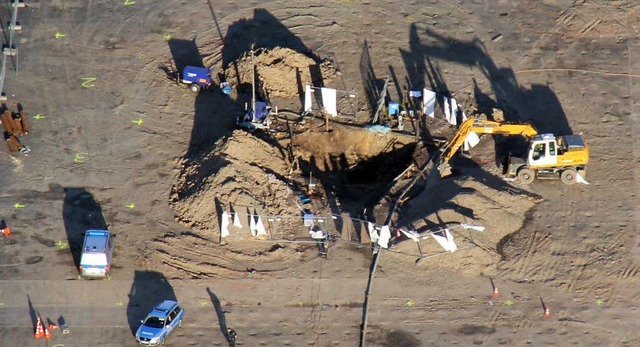 Der Bombenkrater auf dem Gttinger Schtzenplatz   | Foto: dpa