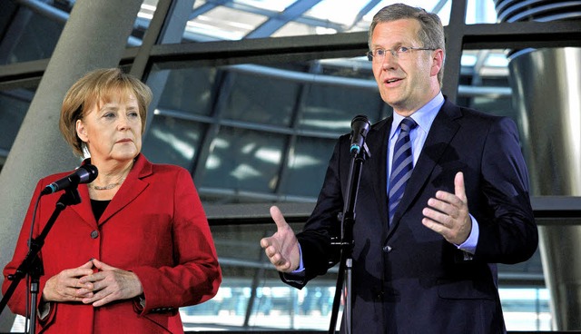 Bundeskanzlerin  Angela Merkel und  Ch...Wulff geben die Entscheidung bekannt.   | Foto: DPA