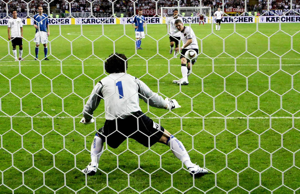 Bastian Schweinsteiger (hinten) erzielt per Elfmeter gegen Bosnien-Herzegowinas Torwart Kenan Hasagic den Treffer zum 2:1.