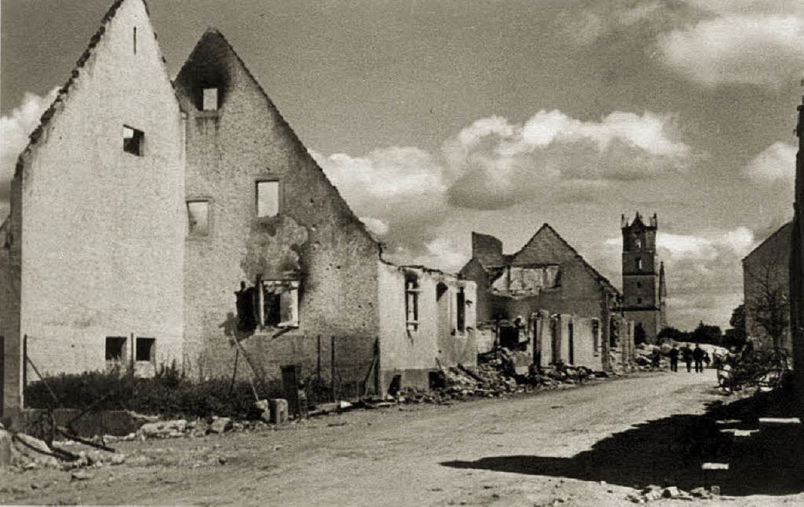 Wieder einmal blieb in Neuenburg fast ...st nur noch ein ausgebranntes Skelett.  | Foto: Stadtarchiv Neuenburg/Friedrich Gutermann