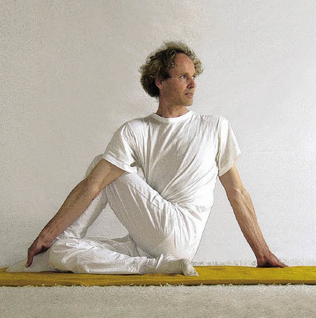 Der Drehsitz zeigt sthetik in der Yogapraxis.   | Foto: privat