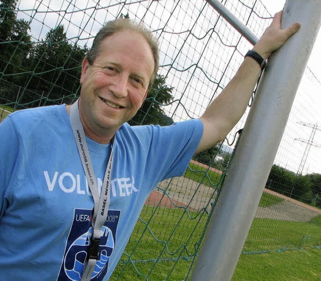 Klaus Keser, hier im T-Shirt der Volun...ber den Aufstieg des SV Schwrstadt.   | Foto: Siebold