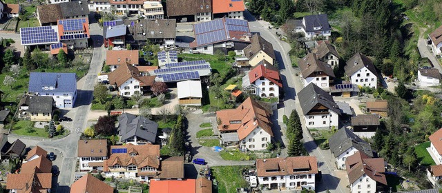 Auf der Sonnenseite: In Hasel boomen Solaranlagen, wie dieses Luftbild zeigt.   | Foto: Erich Meyer