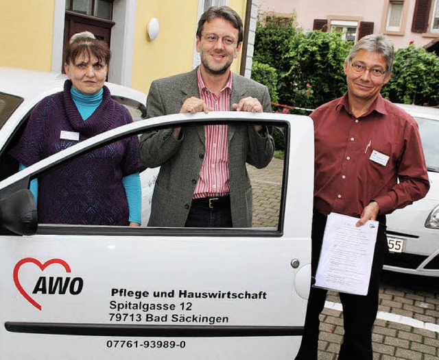Svetlana Balz, Thomas Bomans und Peter...mit dem Ergebnis der Kundenbefragung.   | Foto: Jrn Kerckhoff
