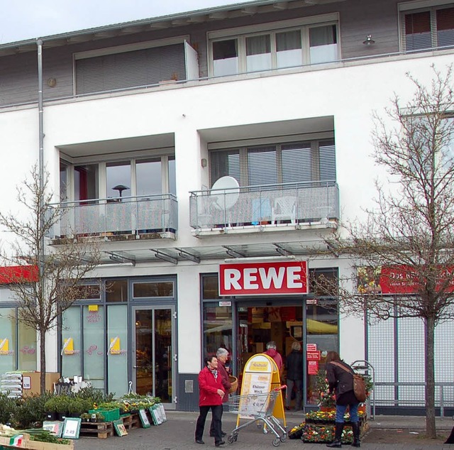 Rewe will sowohl am Rathausplatz bleiben, als auch neu bauen.   | Foto: VL