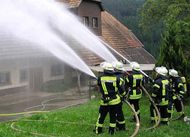 Am Ziel: Das Wasser legte bis zum angenommen Brandherd einen langen Weg zurck.   | Foto: berthold meier