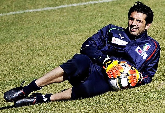 Der WM-Ball ist sein Feind: Italiens Keeper  Gianluigi Buffon  | Foto: dpa