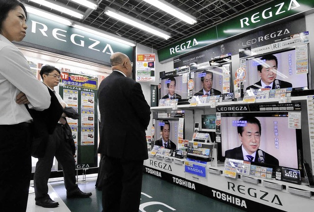 Japaner  verfolgen in einem Geschft i...hres neuen Regierungschefs Naoto Kan.   | Foto: Afp