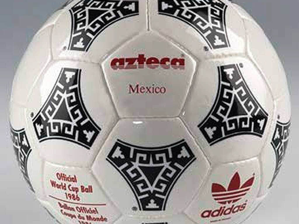 Der Azteca, der WM-Ball 1986, war erstmals komplett aus synthetischem Material. Damit war das Ende des runden Leders besiegelt.