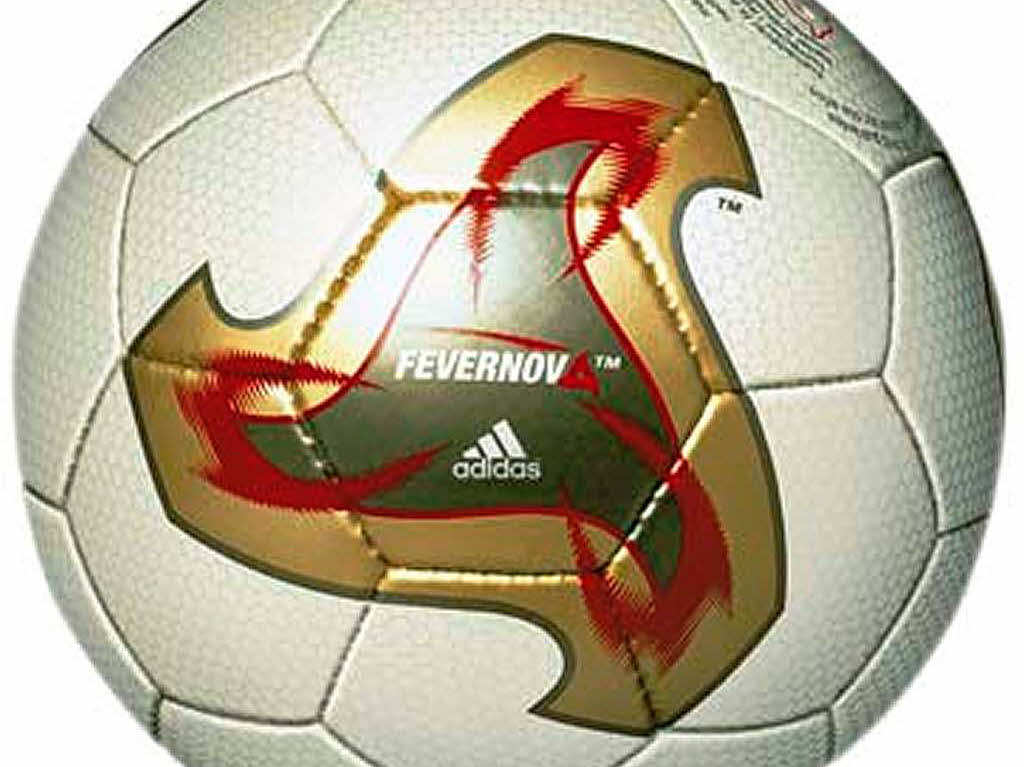 WM-Ball 2002: Mit dem Fevernova verabschiedet sich die Fuball-Gemeinde von der Optik des Tango. Von nun an ndert sich das Design bei jeder WM.