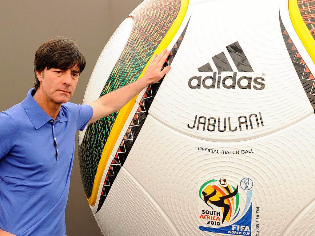 WM Ball 2010: Der Jabulani. Deutschlands Bundestrainer Jogi Lw posiert mit dem Modell mit den Landesfarben des Gastgebers Sdafrika.