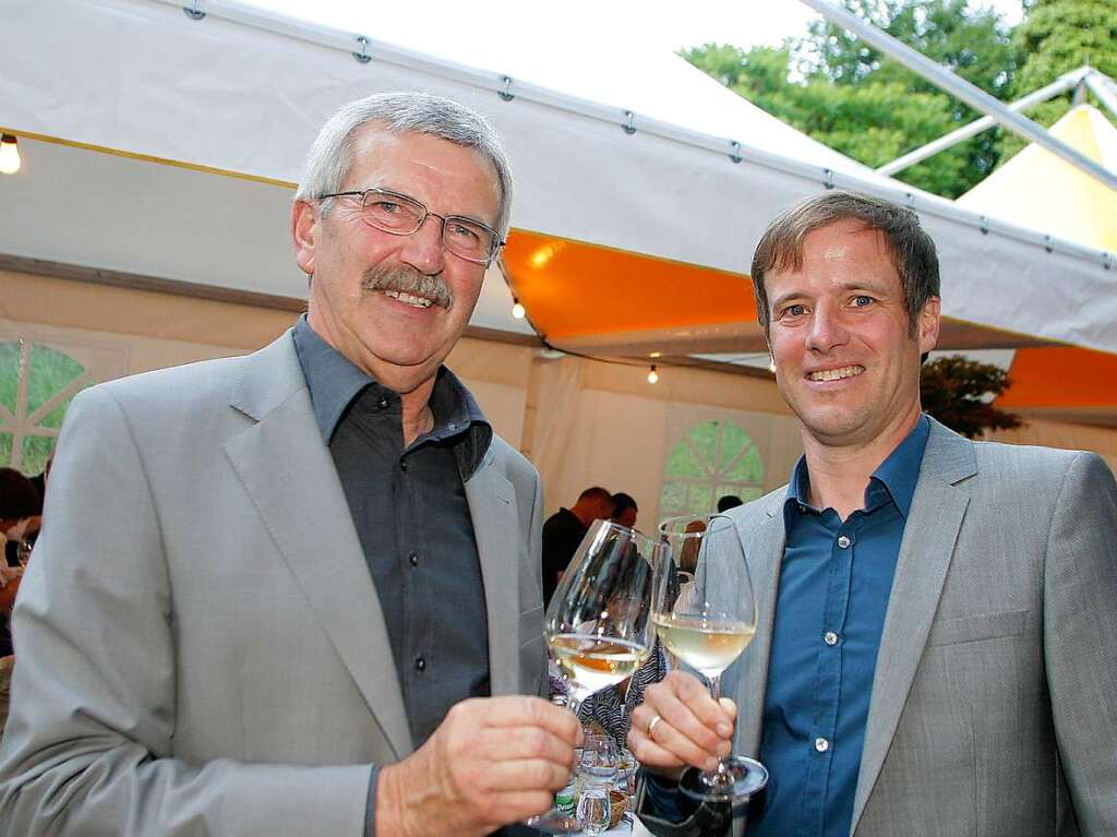 Hans (links) und Markus Whrle, mit ihren Familien Gastgeber des Weinabends.